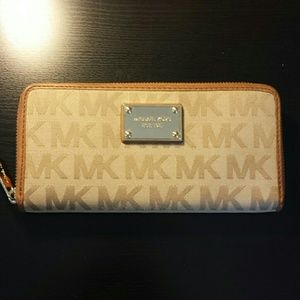 *Sold on other app* Michael Kors Wallet
