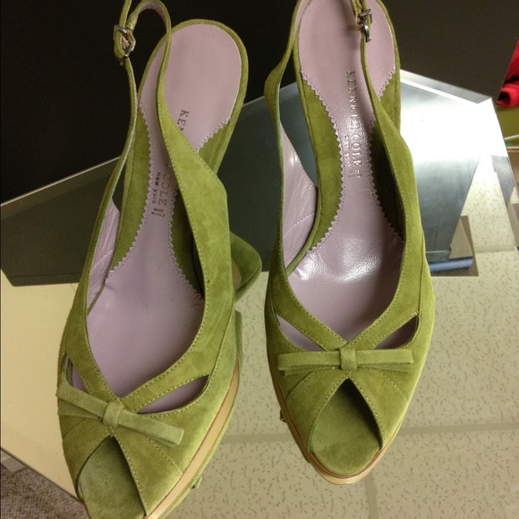 Kenneth Cole green suede sandal. New.