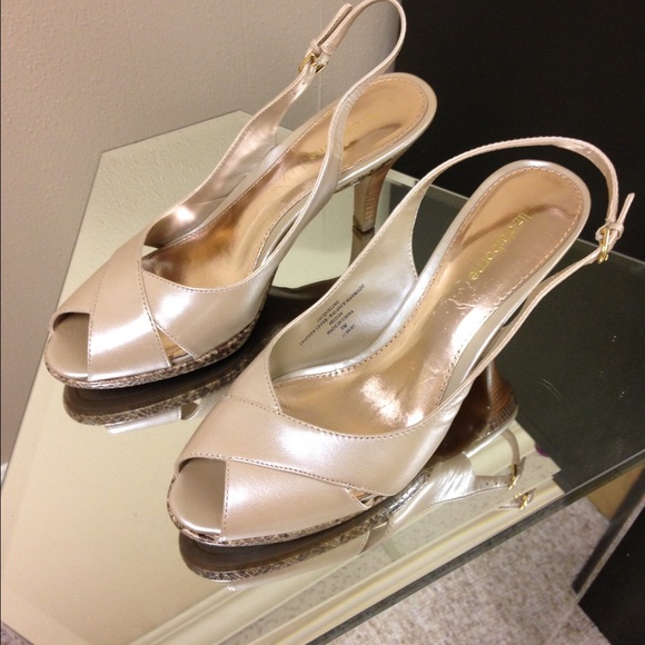 Liz Claiborne adjustable sandal. Summer camel.