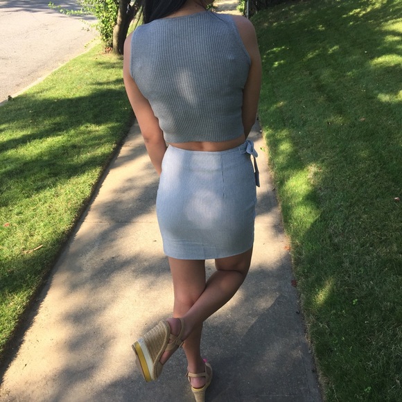 🆕 Sexy Gray Crop Top - Picture 2 of 3