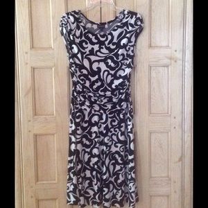 Flattering black & white dress.