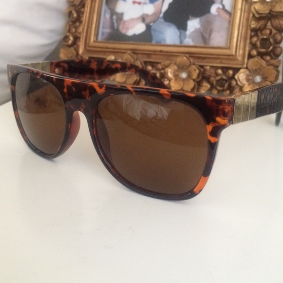 Tortoise  squared sunglasses with gold