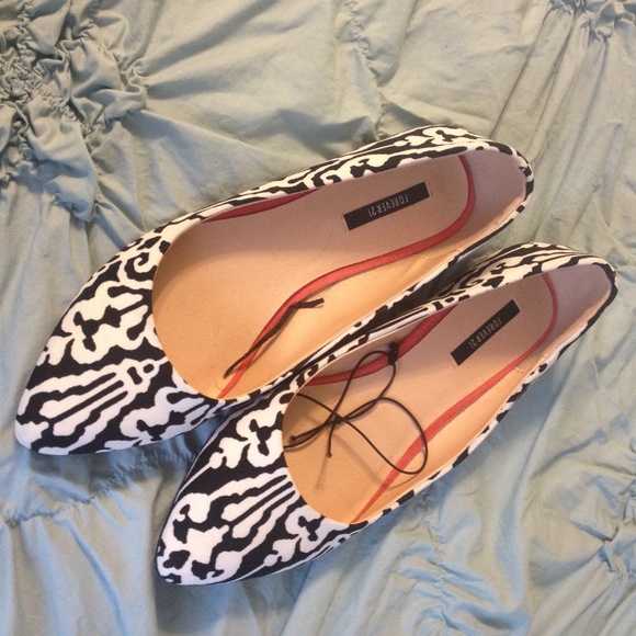 Forever 21 Shoes - ❌SOLD❌ NWT Forever 21 black white damask flats 7