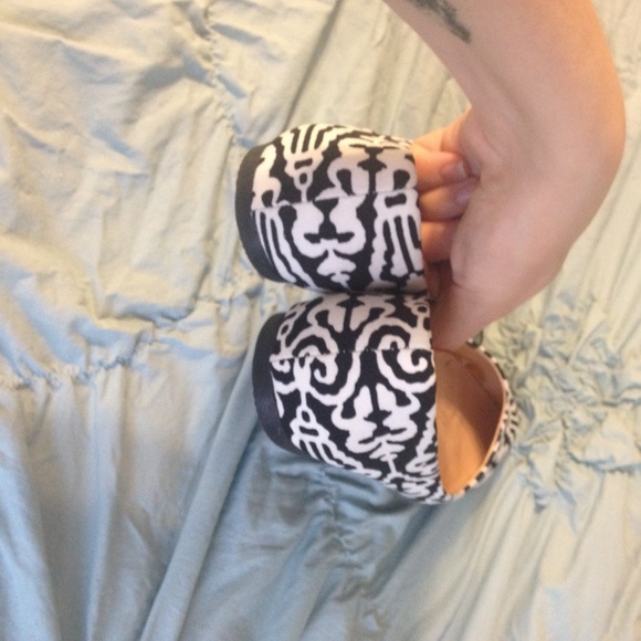 ❌SOLD❌ NWT Forever 21 black white damask flats 7 - Picture 3 of 4