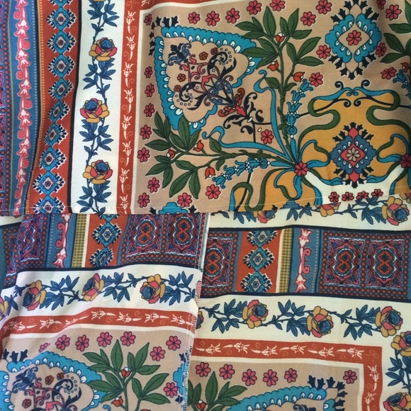 Pretty Flowy Patterned Dress - Picture 2 of 3