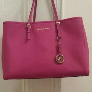 Michael Kors Jet Set Travel fuschia tote