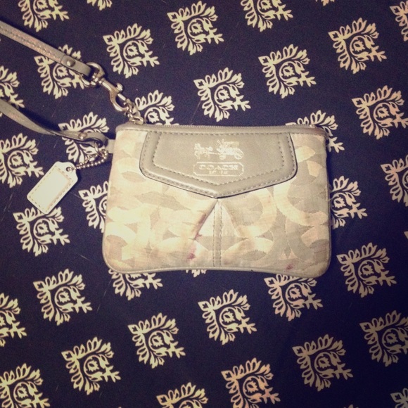 COACH wristlet (White/Grey)