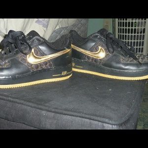 Gold/blk nike