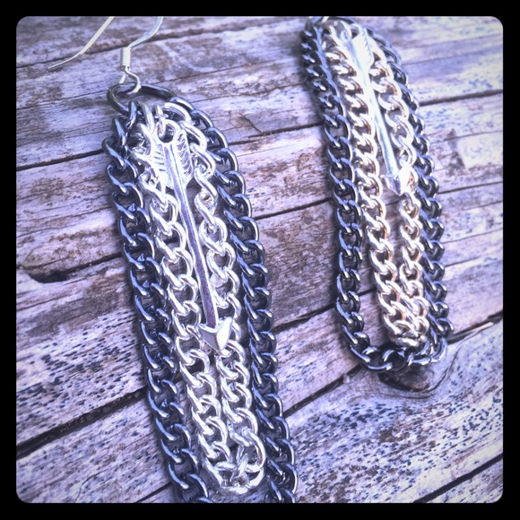 Jewelry - **12 HOUR SALE**Double Chain & Arrow Earrings 💜