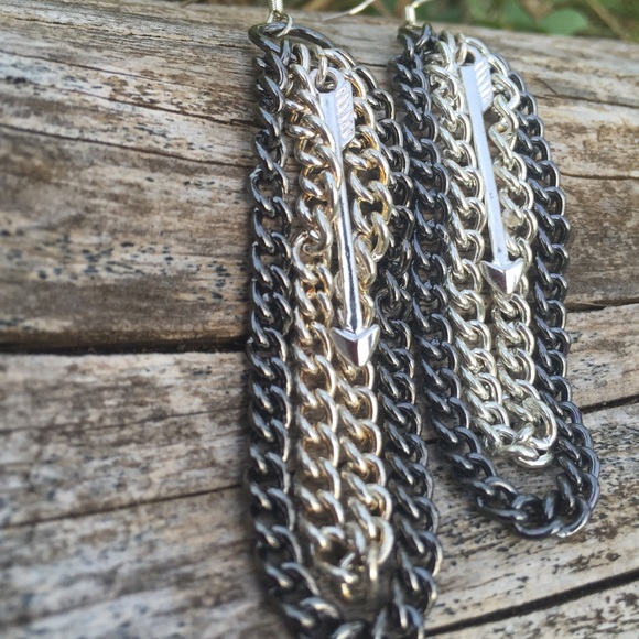 **12 HOUR SALE**Double Chain & Arrow Earrings 💜 - Picture 2 of 3
