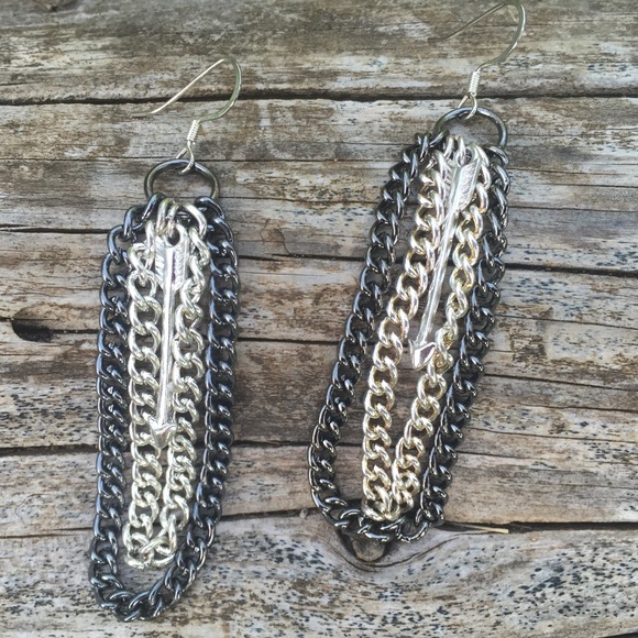 **12 HOUR SALE**Double Chain & Arrow Earrings 💜 - Picture 3 of 3