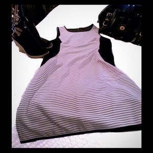 Beautiful sleeveless zipper back detail dress Sz S