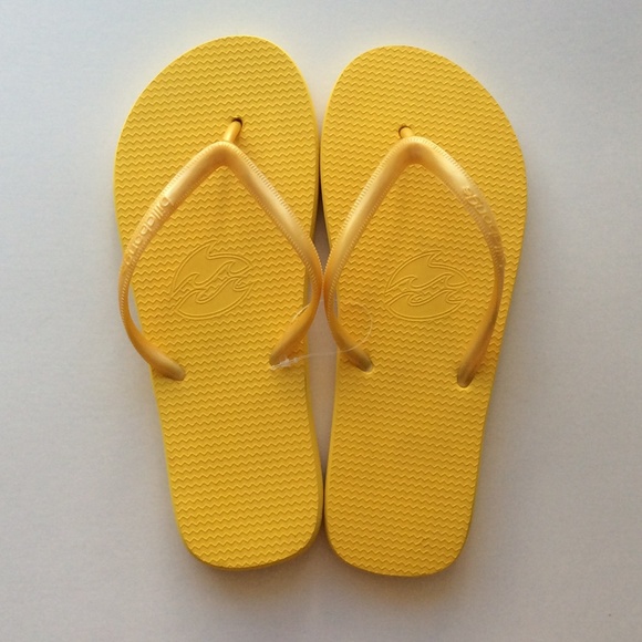 NWT Yellow Billabong Rubber Flip Flops