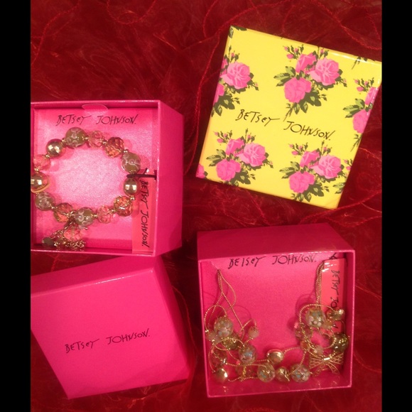 Betsy Johnson multi-row Necklace, flowery bracelet - Picture 4 of 4
