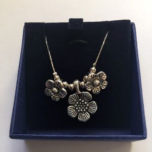 Silver flower pendant necklace