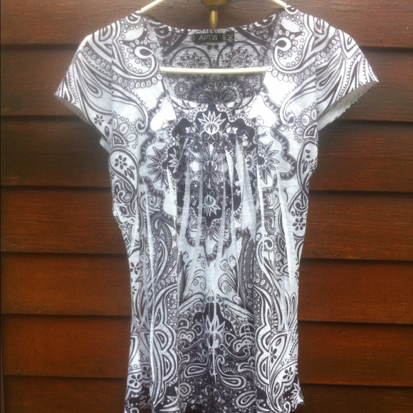Black and white print top, NWOT!