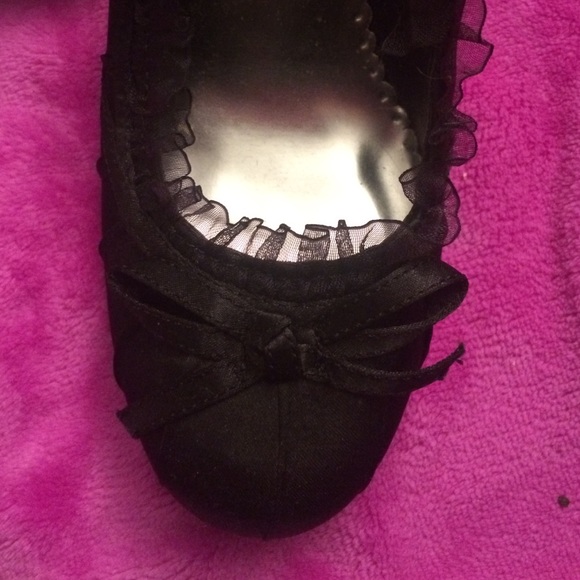 Silky black small heels - Picture 2 of 2
