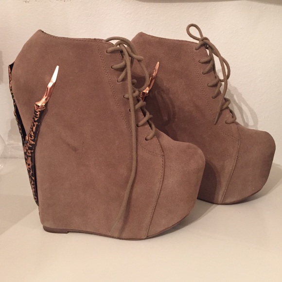 Jeffrey Campbell beige suede wedges heels 7.5