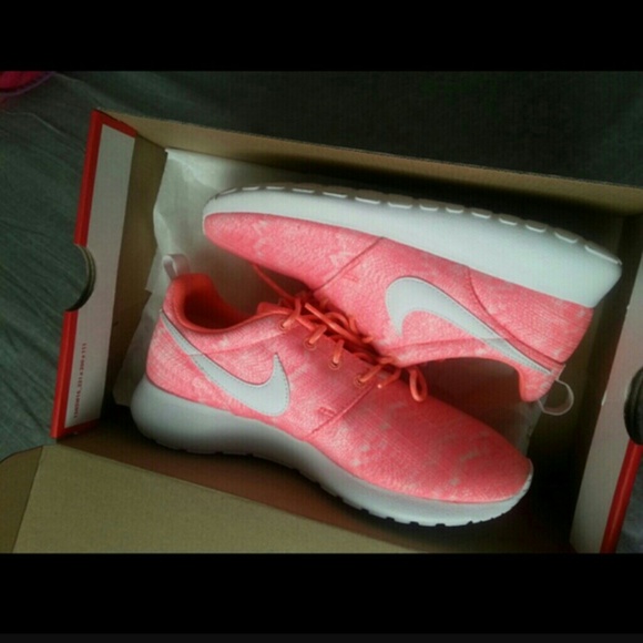 Roshe runs pink print