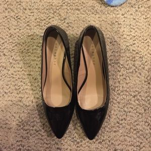 Black pointed pumps