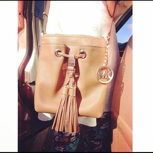 Michael Kors over the shoulder bag! 💃