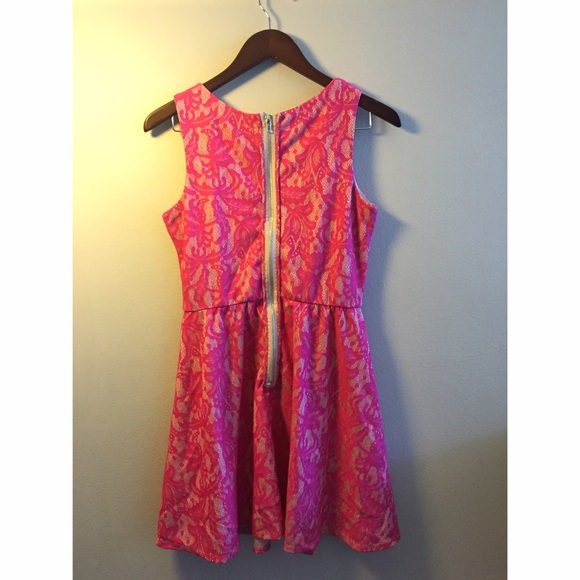 ✨NEW✨ Pink and tan lace dress - Picture 2 of 2