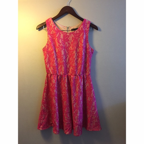 ✨NEW✨ Pink and tan lace dress - Picture 1 of 2