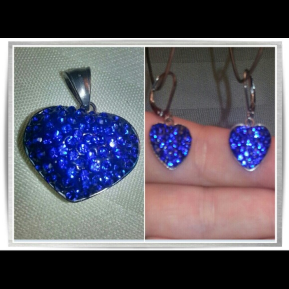 Heart pendent and matching earrings. - Picture 1 of 1