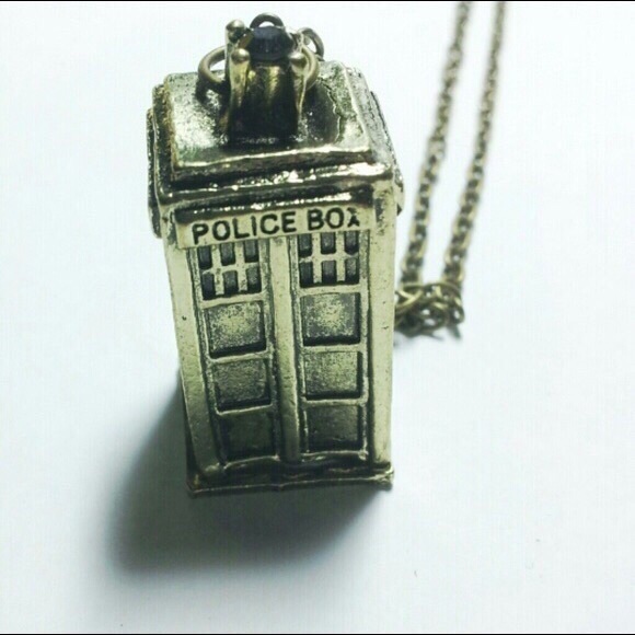 Jewelry - Tardis necklace