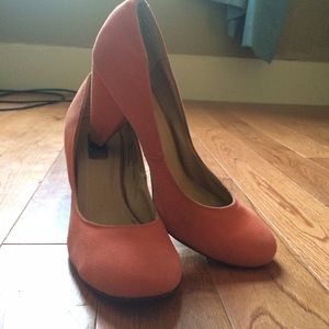 Coral canvas pumps