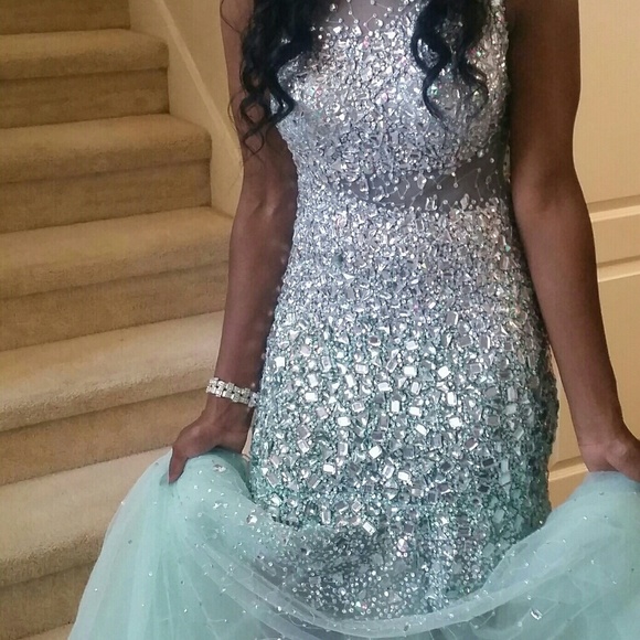 A prom dress - Picture 2 of 4