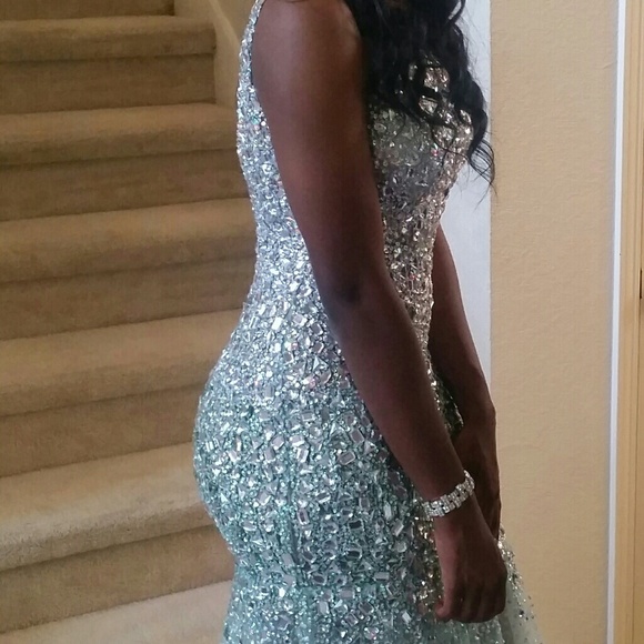 A prom dress - Picture 3 of 4