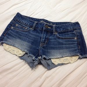 DENIM SHORTS W/ LACE POCKETS