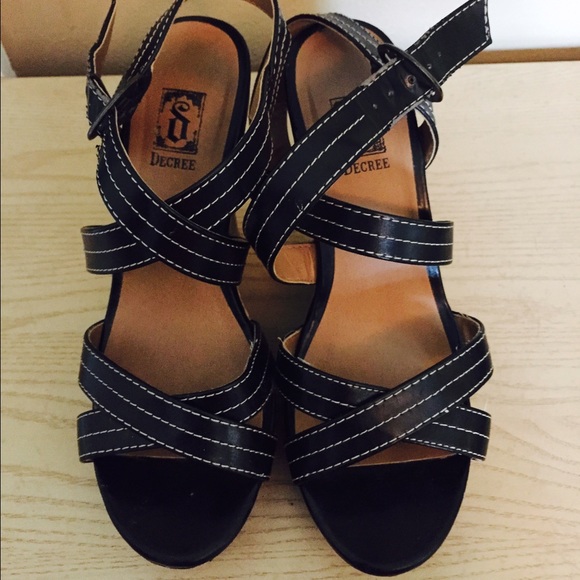 Decree Black & Tan wedges