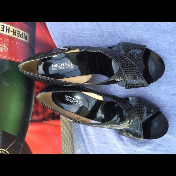 SOLD Michael Kors platform sandals size 9 - Picture 2 of 4