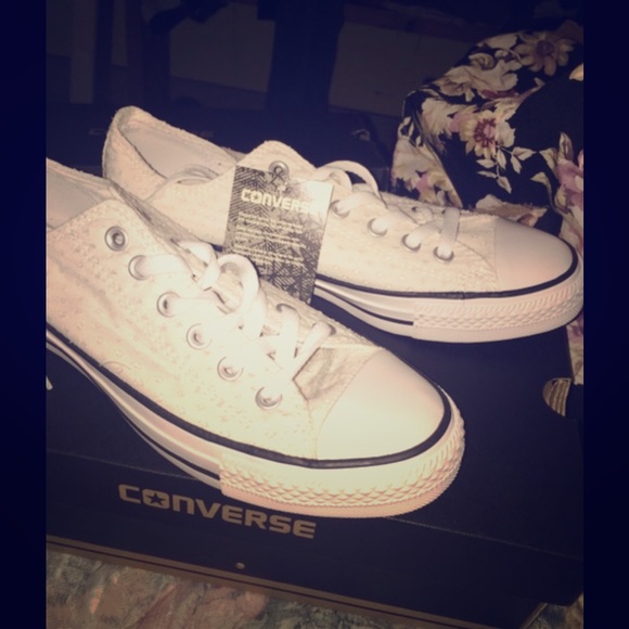 SOLD ON MERCARI Brand new all white converse - Picture 1 of 4