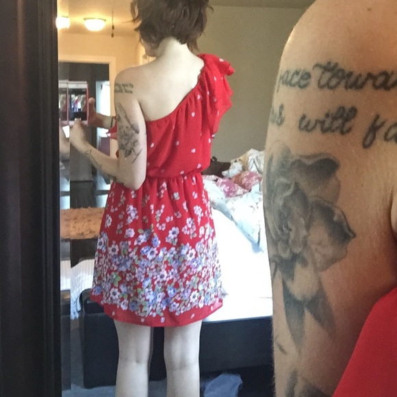 One shoulder red floral flouncy dress SZ small - Picture 3 of 3