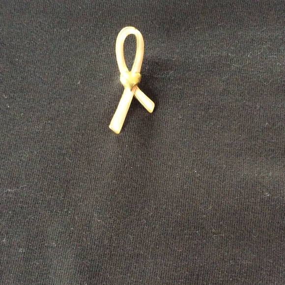 Avon - breast cancer pin - Picture 4 of 4