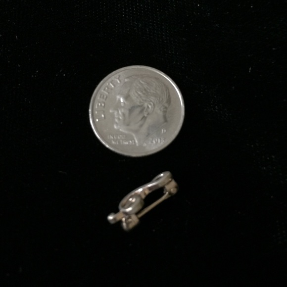 Mini Mini Cleft Pin 🎼 - Picture 3 of 3