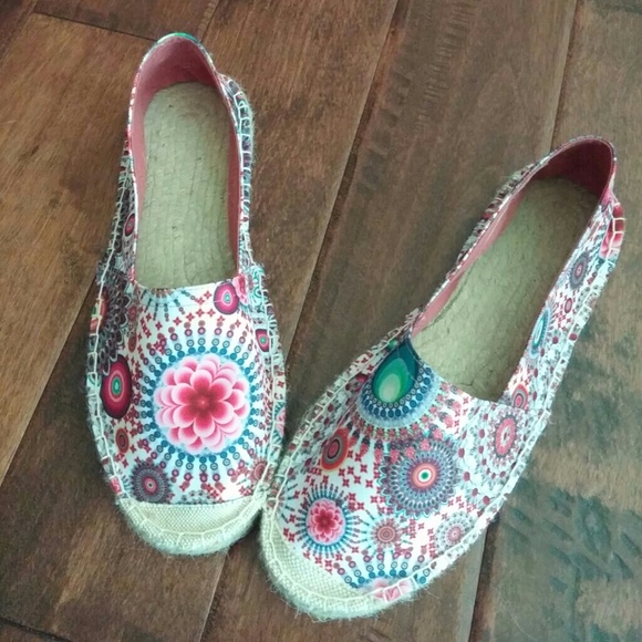 Desigual flats