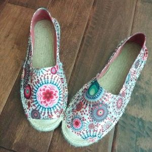 Desigual flats
