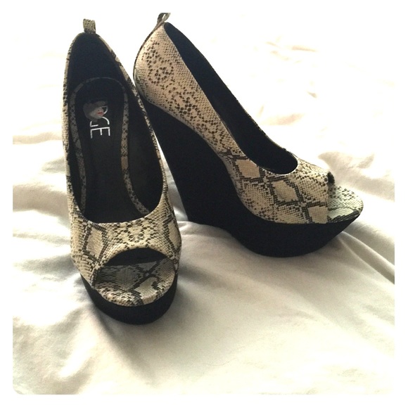Erge Snakeskin design platform heels