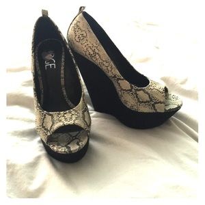 Erge Snakeskin design platform heels