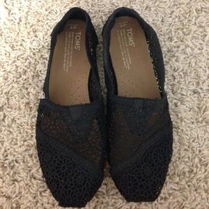 BLACK LACE TOMS