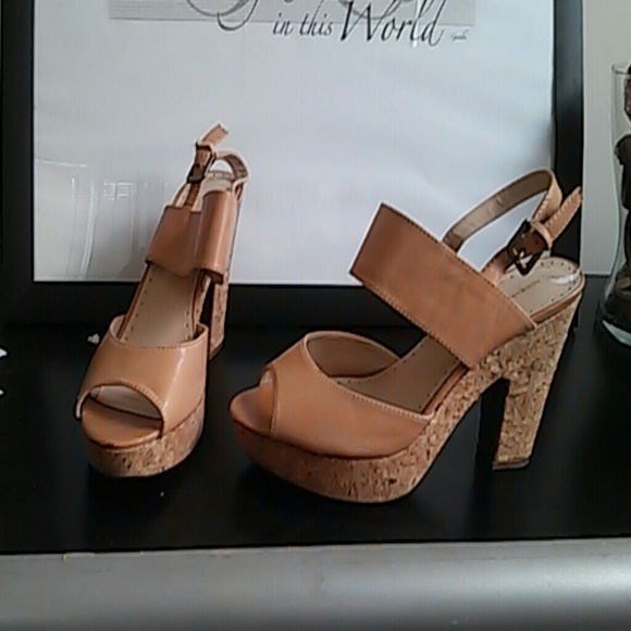 9.5 ADRIENNE VITTADINI SHOES - Picture 2 of 2