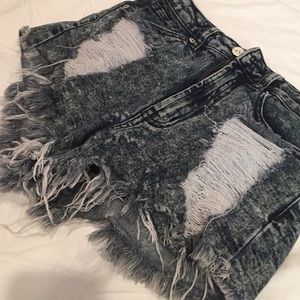 denim high wasted booty shorts