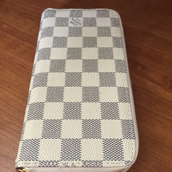 Large checkered pattern wallet