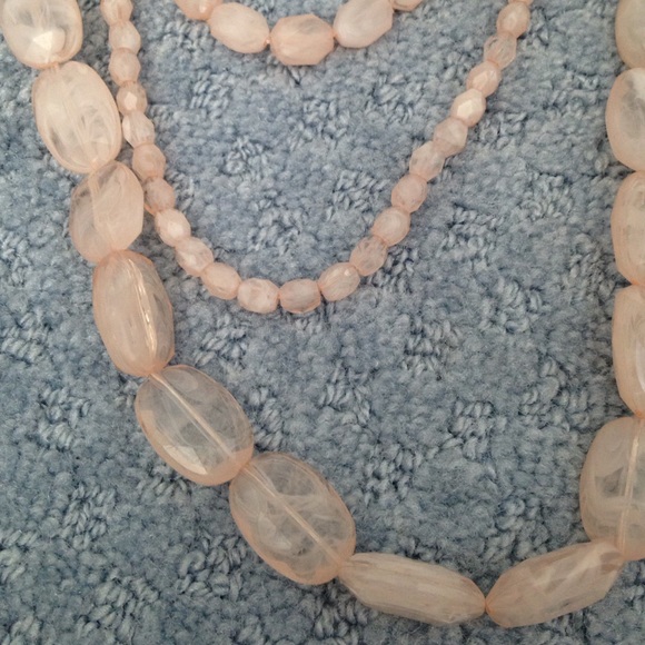 Light pink beaded necklace - Picture 2 of 3