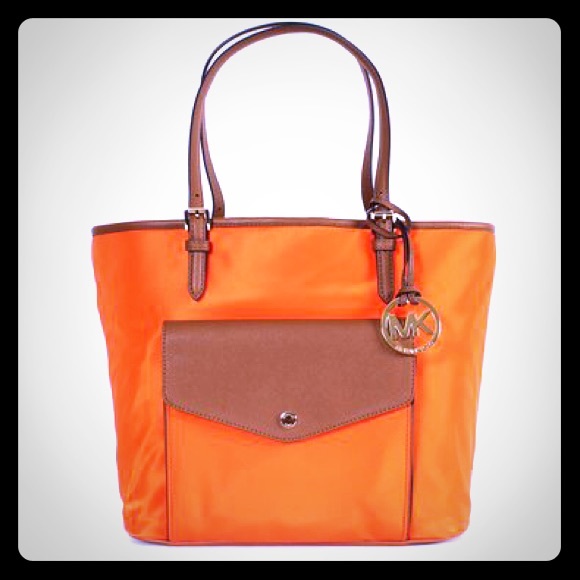 Micheal Kors jet set nylon medium purse