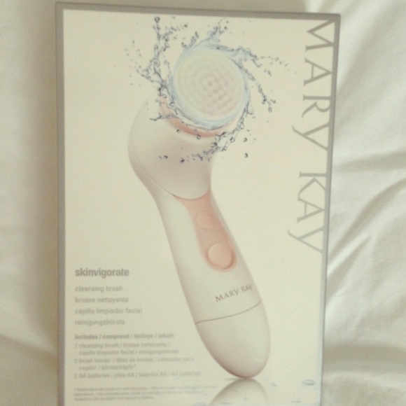New in Box Mary Kay Skinvigorate 1/2 Price Sale 😀